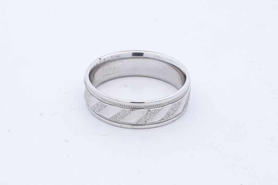 14k White Gold Wedding Band 5.8 Grams Size 8 Eb1025lixde