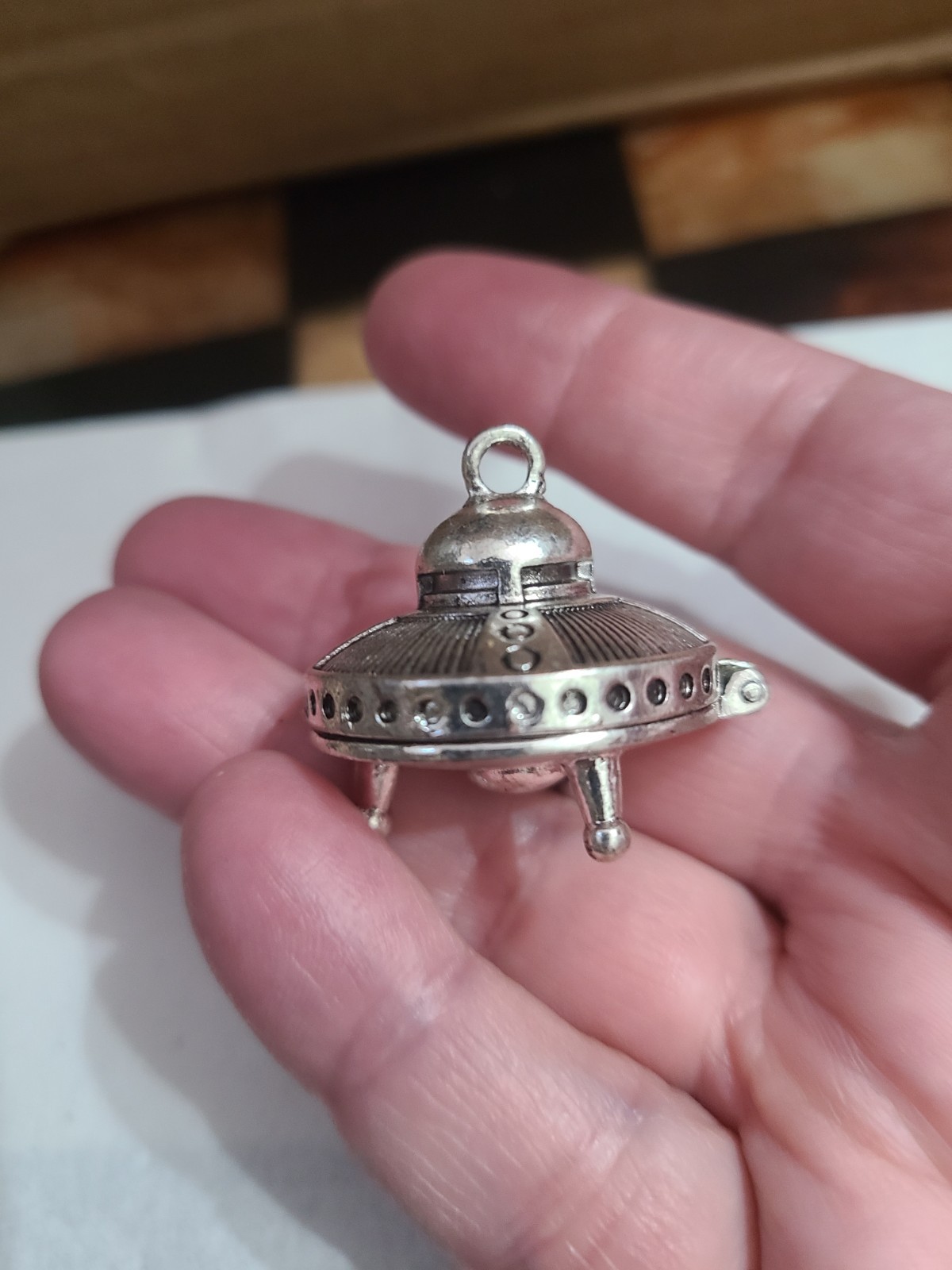 Silvertone Flying Saucer Alien Space Ship Hinged Trinket/Pill Box Pendant Charm