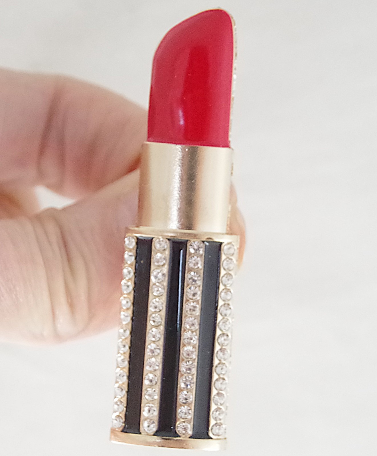 2.5″ BETSEY JOHNSON RED LIPSTICK TUBE RHINESTONE, ENAMEL & GOLD TONE BROOCH PIN