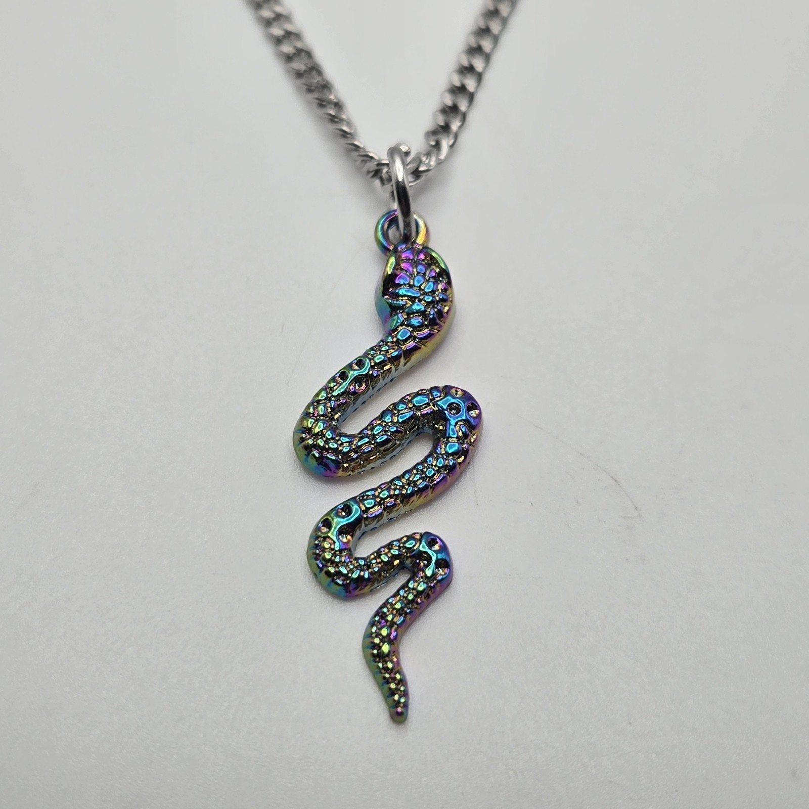 MULTI COLOR SNAKE CHARM / 18″-24″ STAINLESS STEEL CURB CHAIN NECKLACE