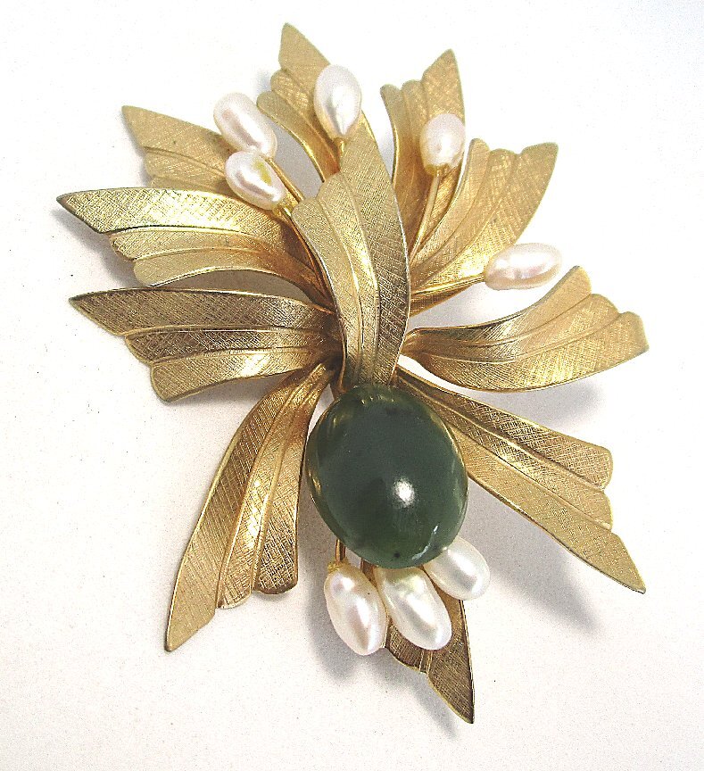 Gold Plate Pin w Nephrite Jade and Freshwater Pearls 10.1 grams 2 3/8”