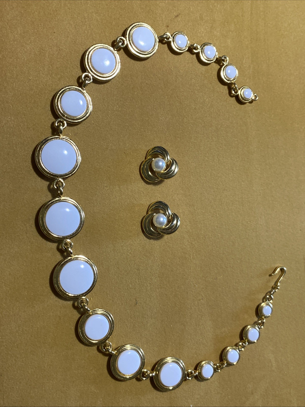 Gold tone chunky Necklace white and blue colors with gold tone Pearl earrings
