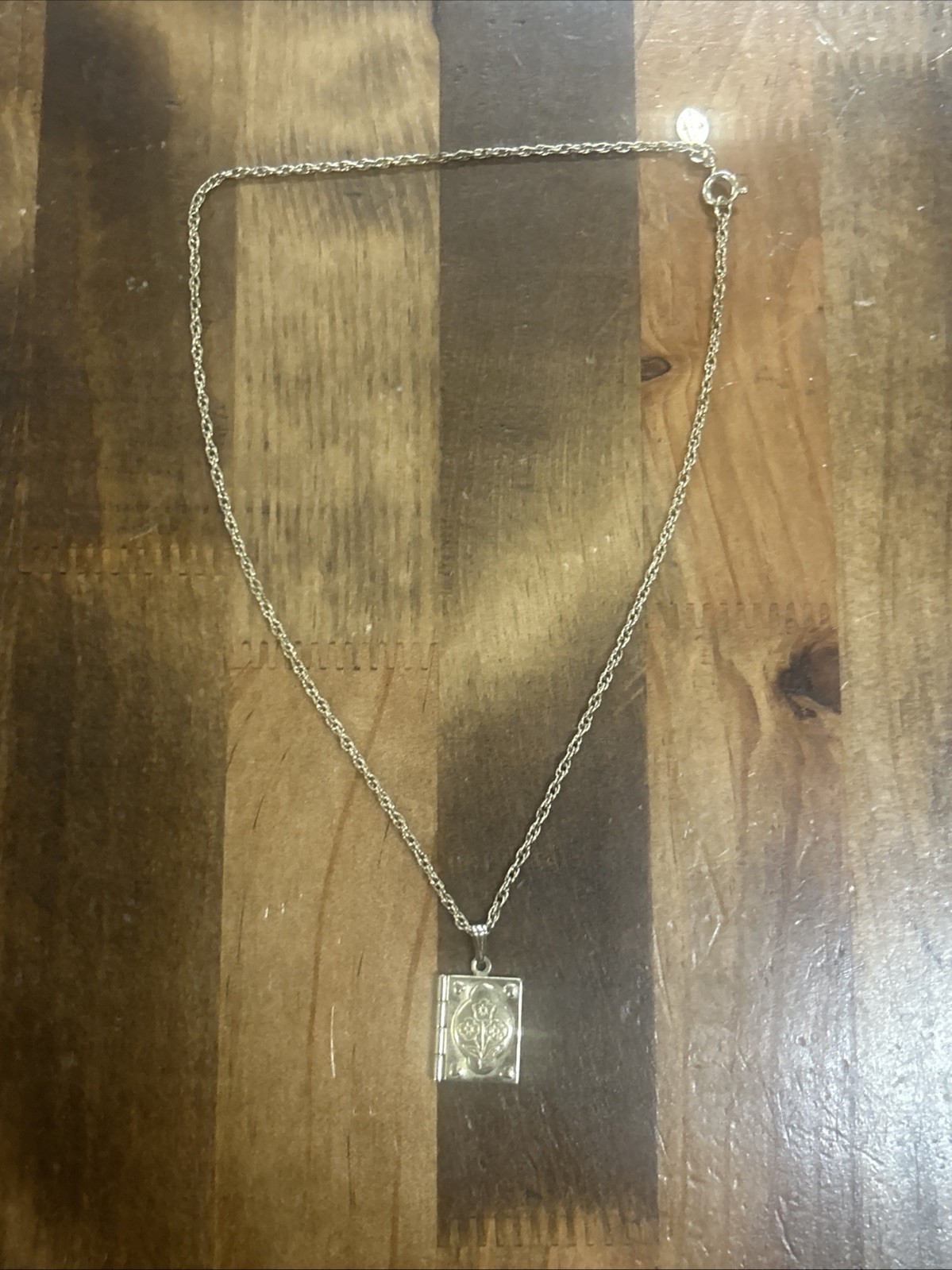 Vintage 13.5” Avon Gold Tone Rope Chain Necklace Floral Book Locket Pendant
