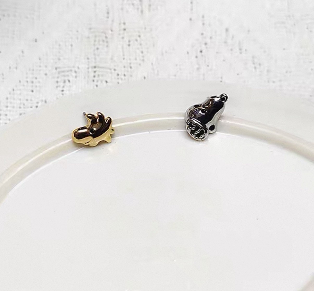 Peanuts x Kate Spade Snoopy Asymmetrical Studs Earrings. New! In Gold & Silver🤩
