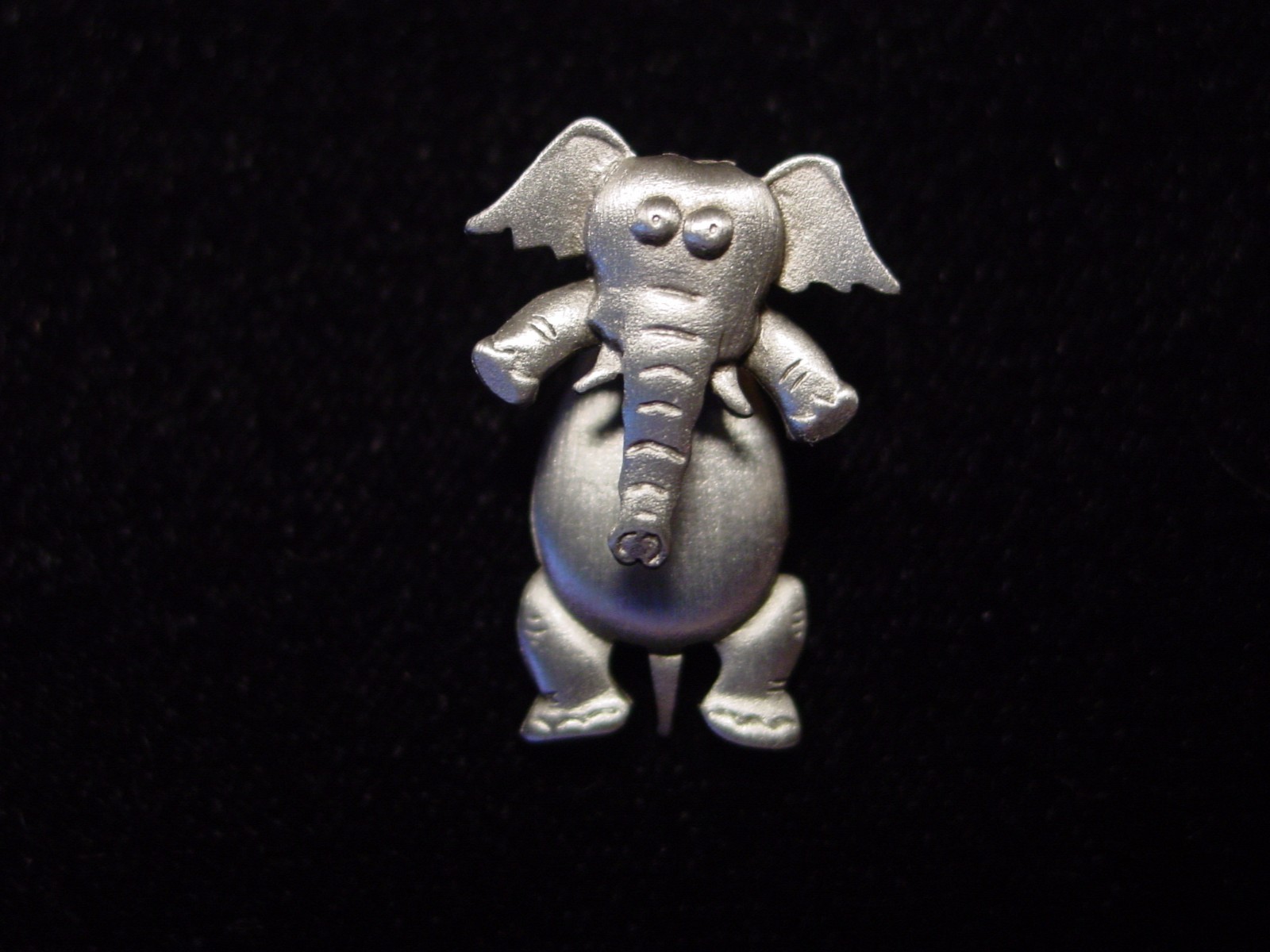 “JJ” Jonette Jewelry Silver Pewter ‘ELEPHANT 3-D’ Pierced Earrings