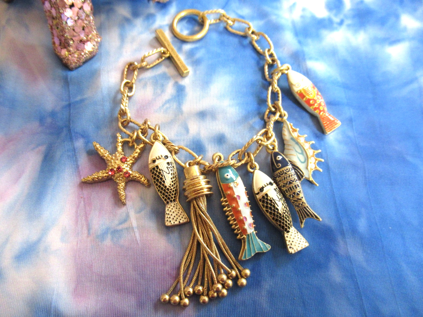 Stunning FISH TROUT Jewel Matte Gold Tone Pink Crystal Dangle Charm Bracelet NEW