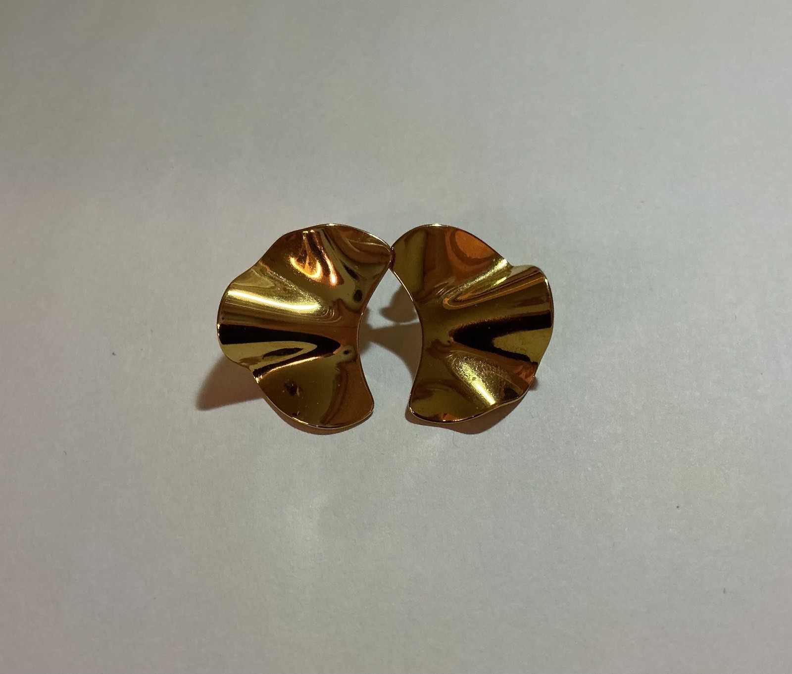 Singularu Gold Wavy Petal Earrings – Minimalist Abstract Geometric Studs