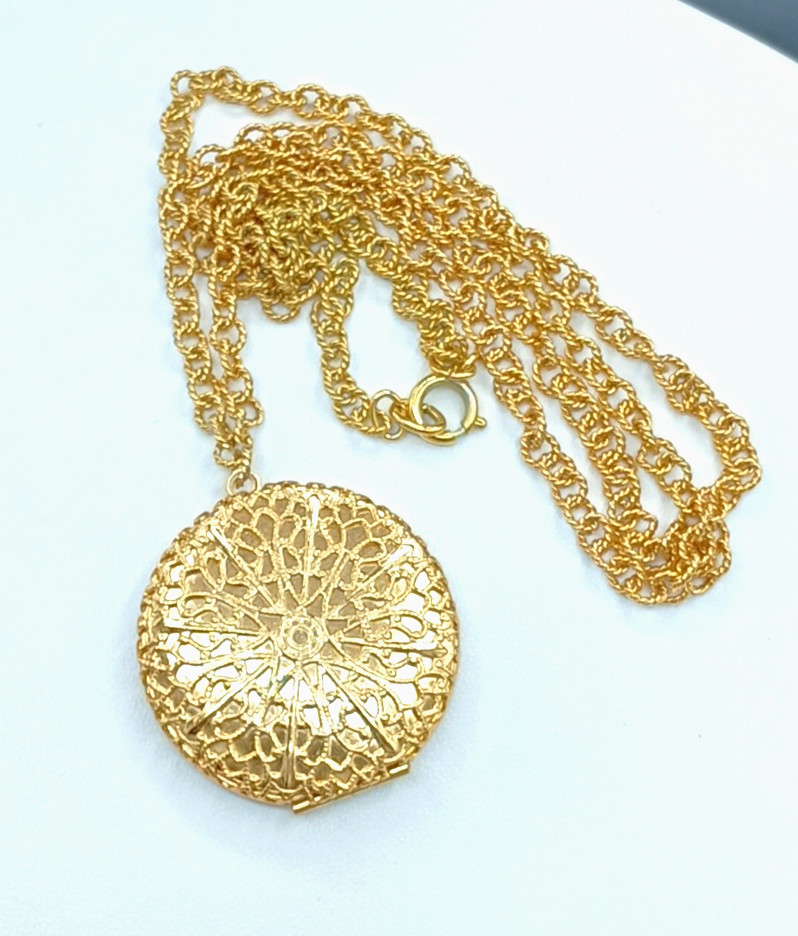 Vintage Locket Necklace Gold Tone Filigree Long Chain 32.5″ 2 Photo Top Open