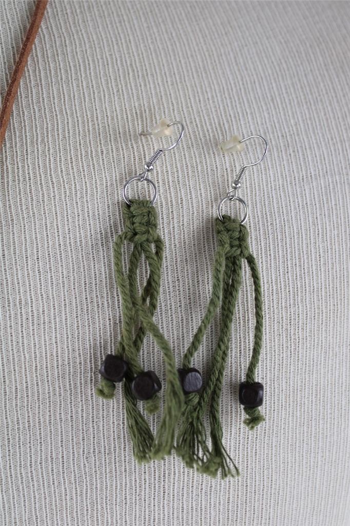 VINTAGE GREEN MACRAME NECKLACE EARRING SET~OLIVE GREEN~WOODEN ACCENT BEADS