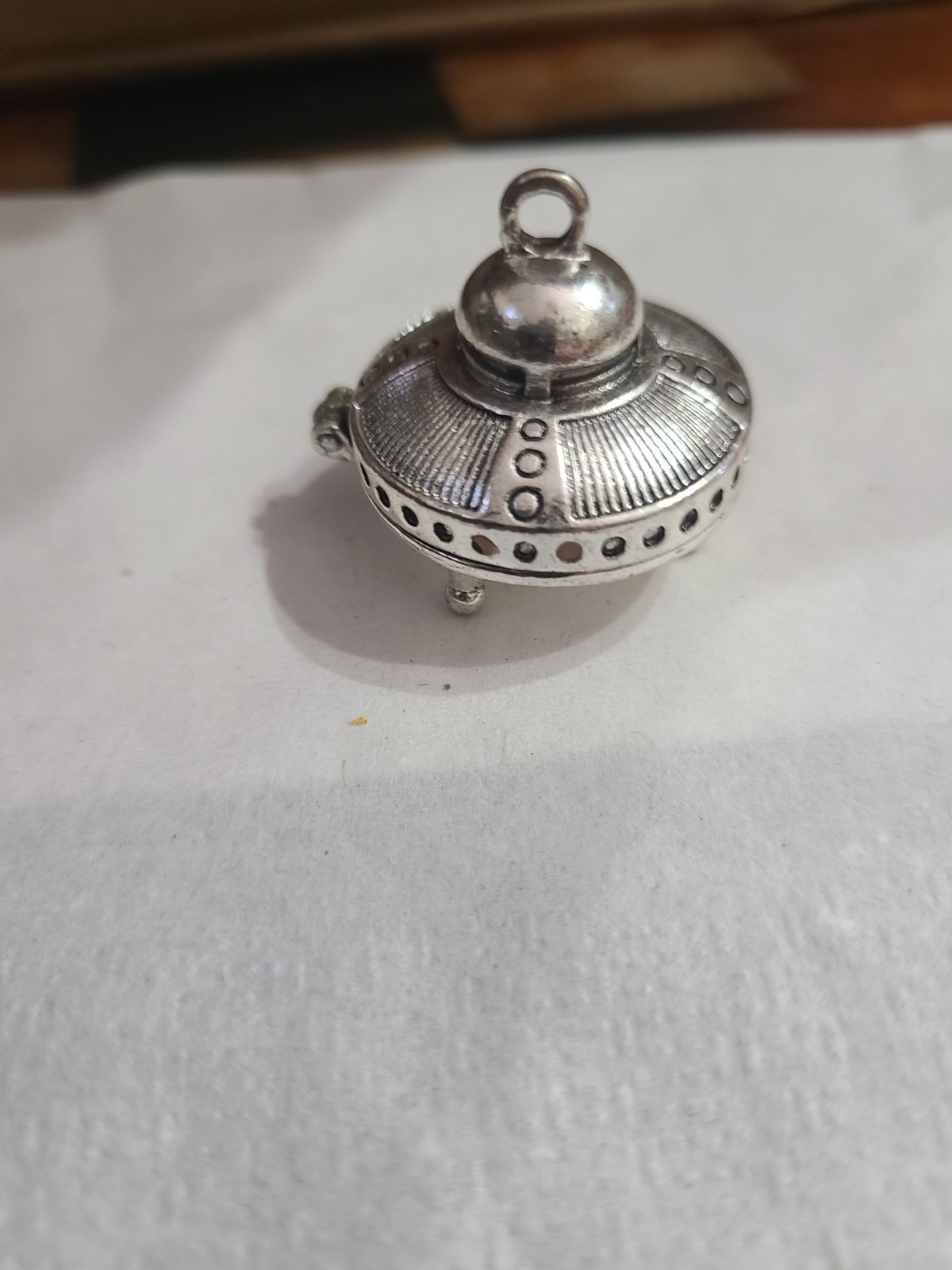 Silvertone Flying Saucer Alien Space Ship Hinged Trinket/Pill Box Pendant Charm