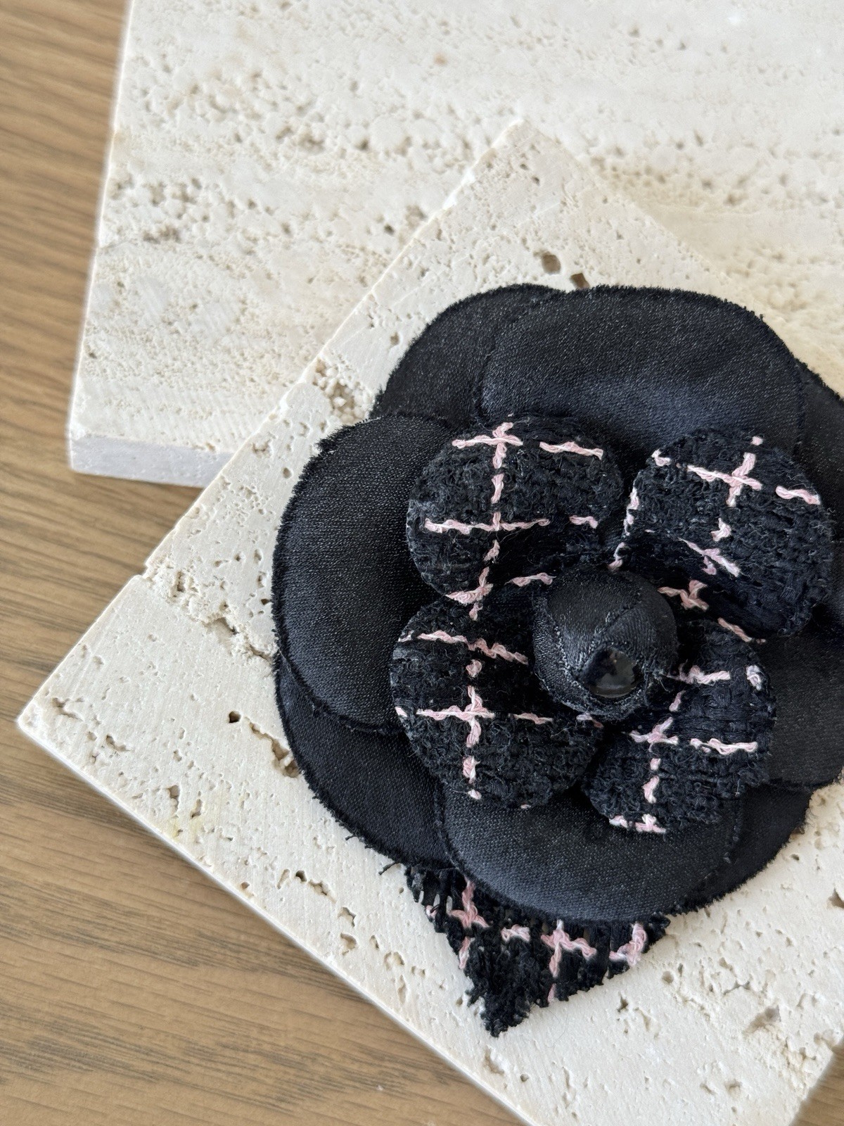 CHANEL Camélia Brooch crafted from black tweed/canvas – Black / Pink