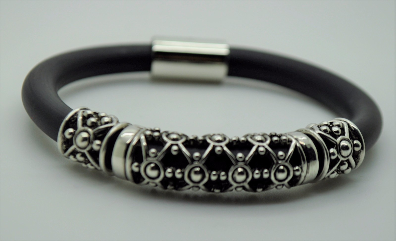 Simply Unique design Silver Shape Round Rubber fashion bracelet & necklace set