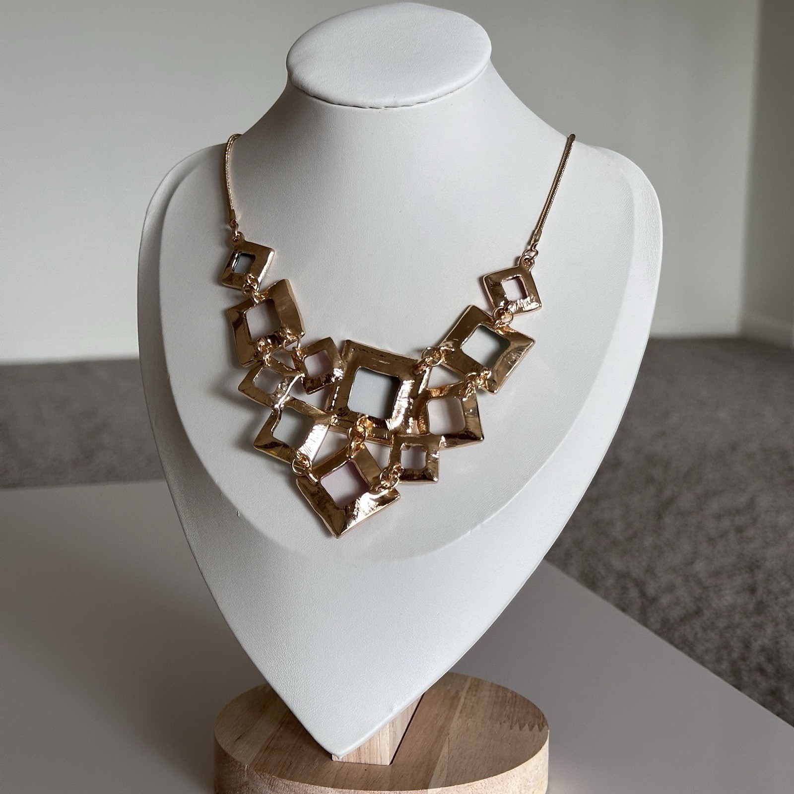 AVIANNA MULTI-COLOR PASTEL GEOMETRIC DESIGNER FASHION NECKLACE
