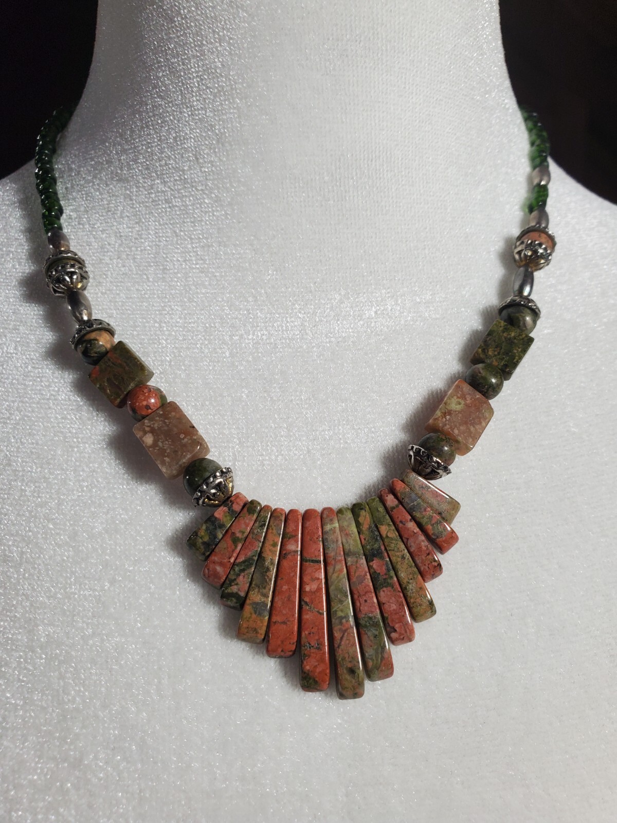 Womens Beaded Necklace Green Salmon Pink 18 inch Magnetic Clasp Stunning EUC