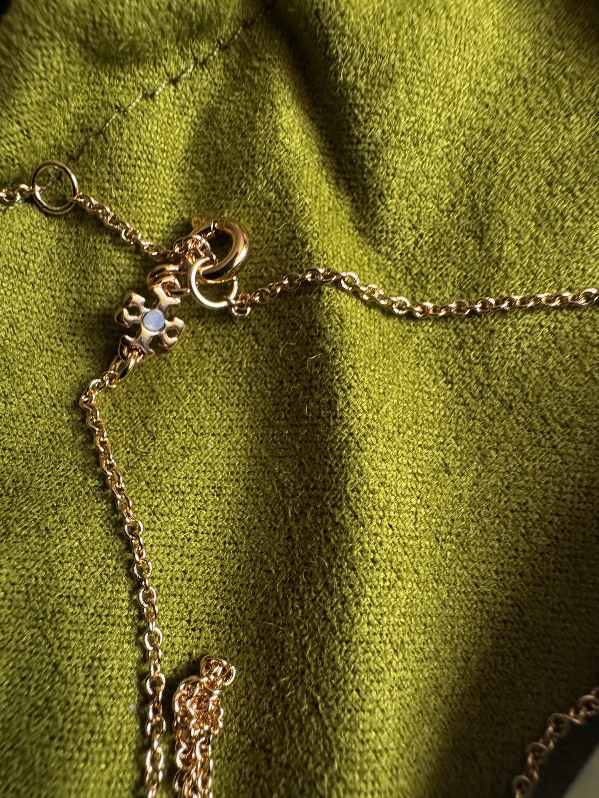 Tory Burch Kira Heart Pendant Gold tone Necklace 16-18” w/pouch Excellent GIFT