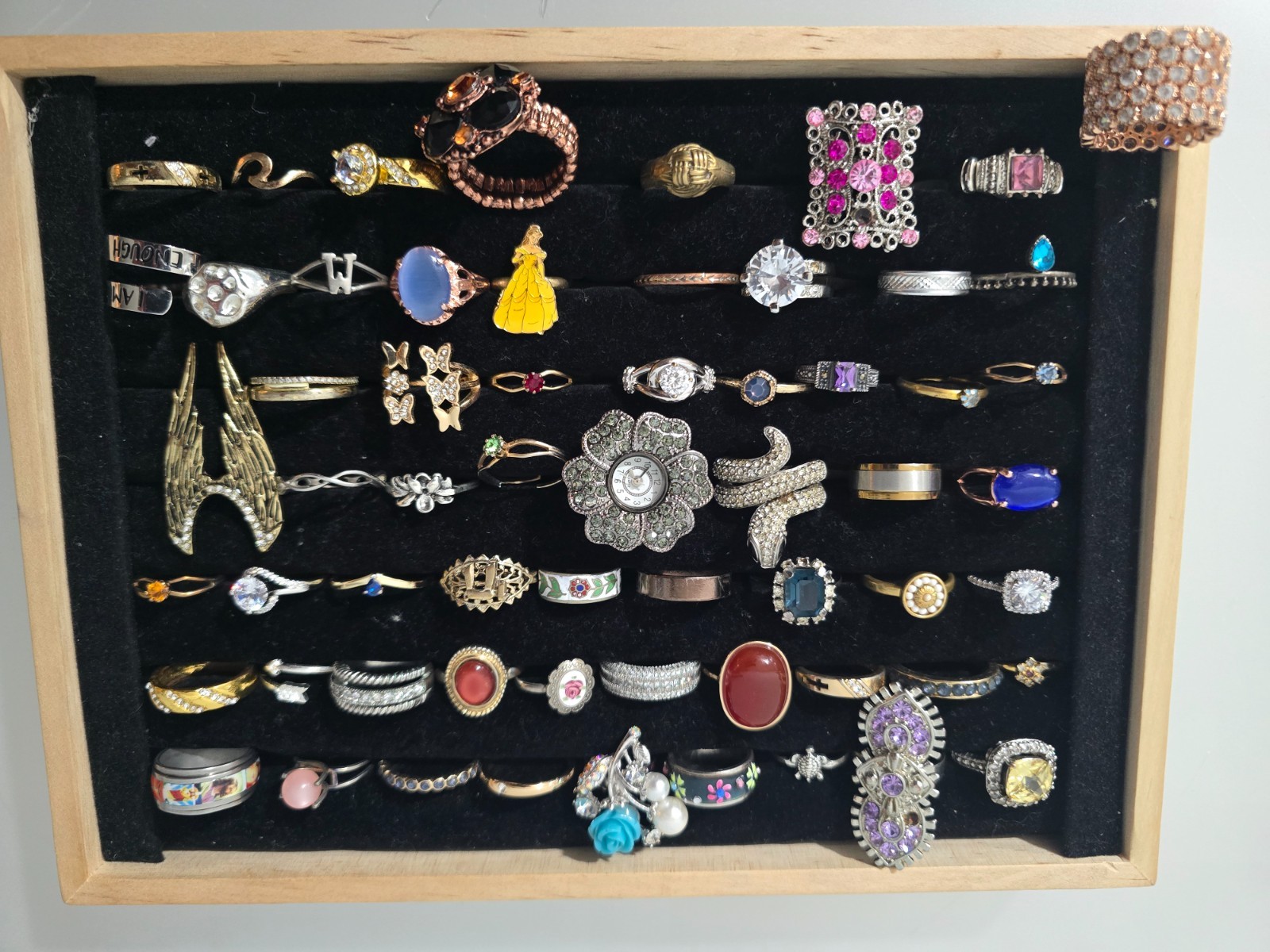 LOT OF 60 MIXED METAL /MATERIALS FASHION RINGS, VARYING SIZES /COLOR