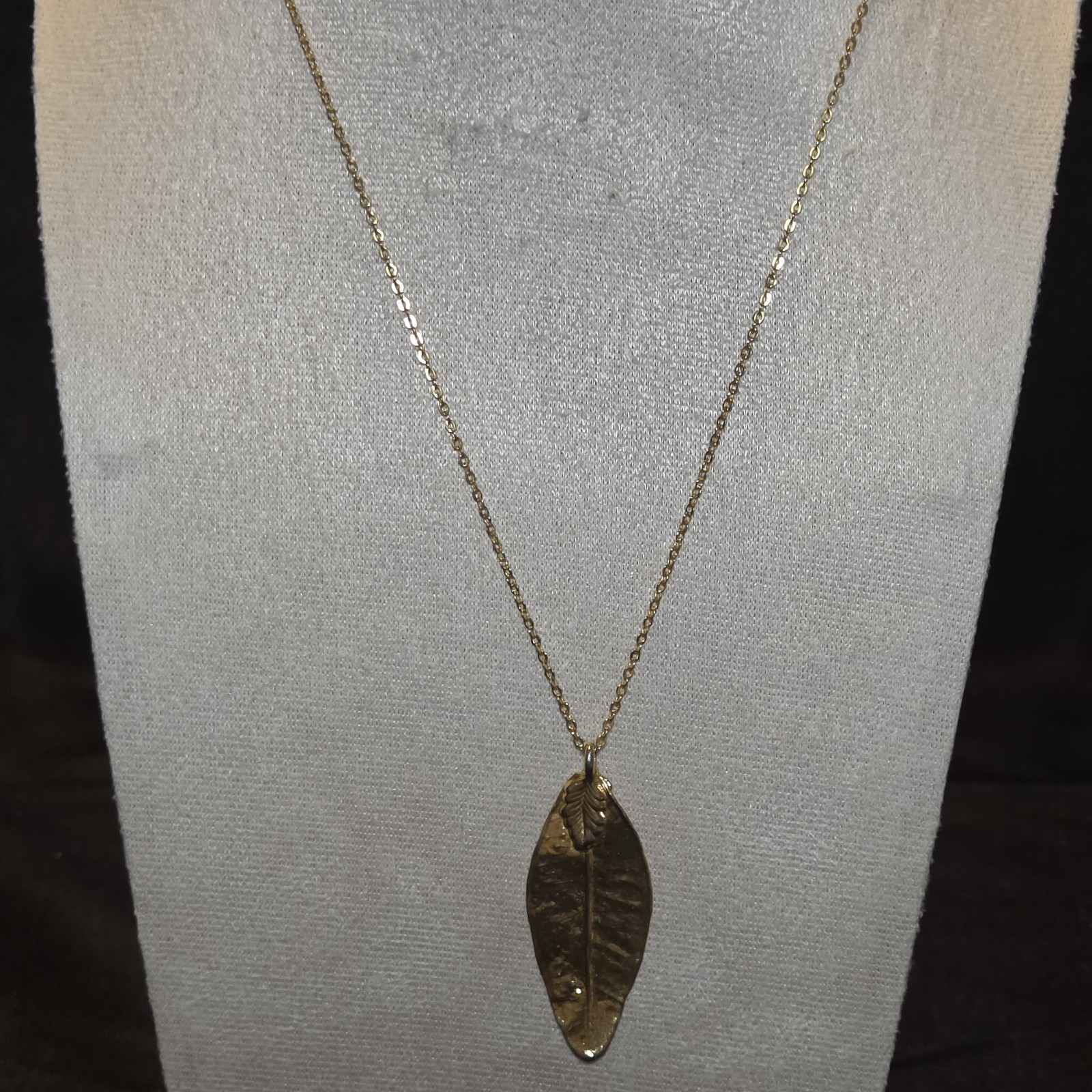 Gold-tone Necklace With Leaf Pendant And Elegant Vintage-inspired Charm.