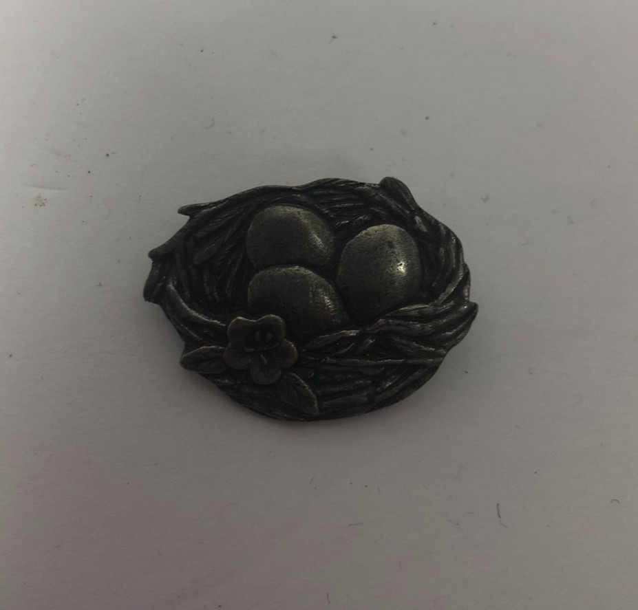 Birds & Blooms Limited Edition 2007 Pewter Birds Nest w/ Eggs Brooch / Pin.