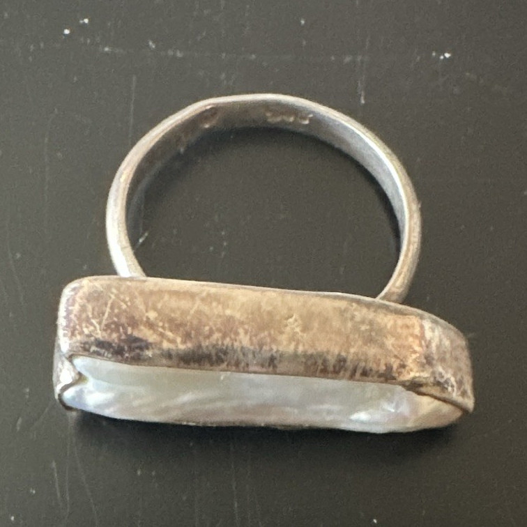 Silver Tone Metal Band Ring Size 7 with Iridescent Shell/Stone Inlay
