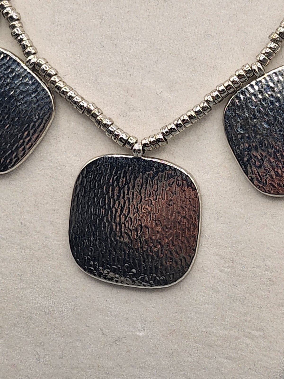 Bill Blass Hammered Silver Tone Necklace Square Pendants Bead Chain 18″