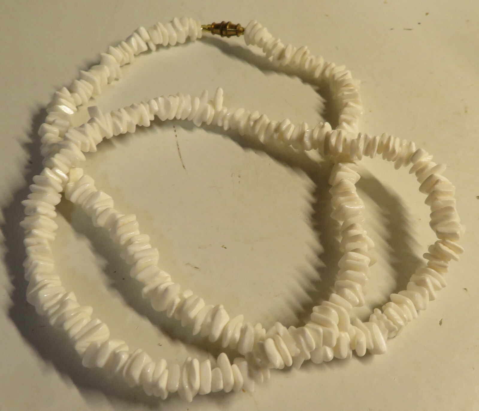 PUCA SHELL VINTAGE 1970’s BEACH WEAR 24″ WHITE SURFER NECKLACE Hawaii Souvenir