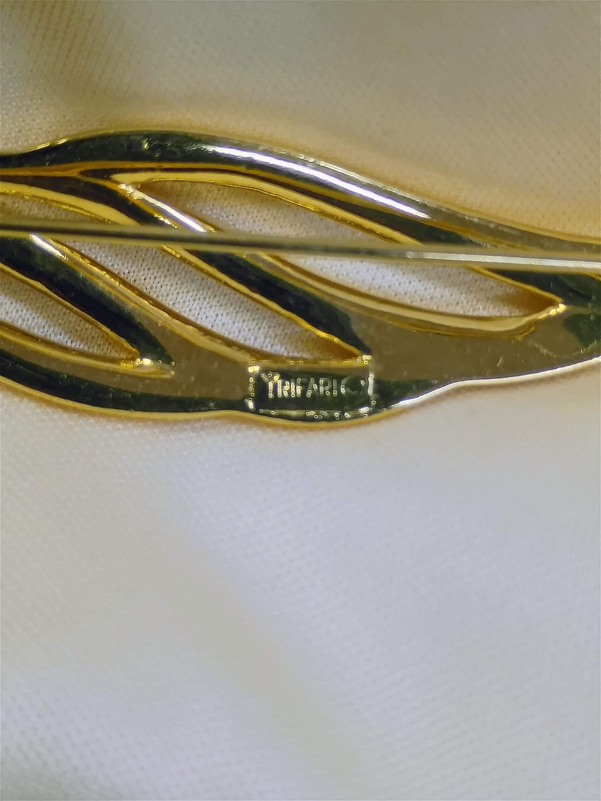 Trifari Signed Gold-Tone Leaf Swirl Brooch Pin Metal No Stone Vintage