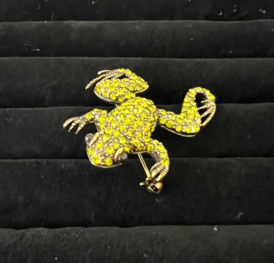 Heidi Daus Broocj Pin Kissing Frog Emerald Pavè Crystal Brooch Pin VINTAGE