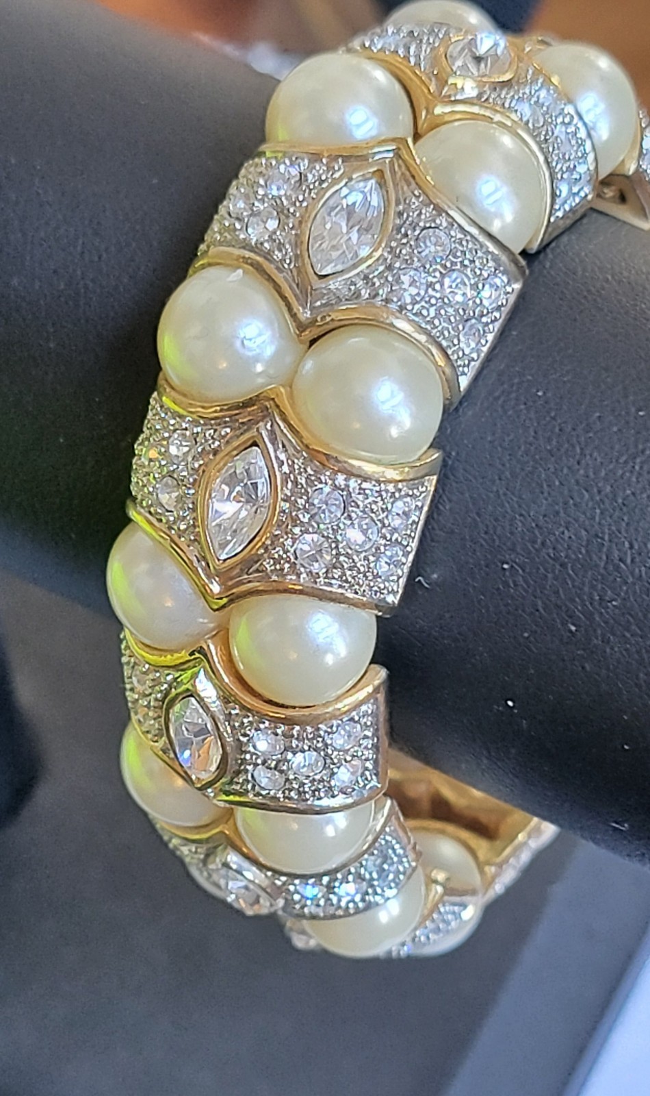 NWOT GOLD FAUX PEARL CRYSTAL 1″ TALL CUFF FLEXIBLE BRACELET DESIGNER STYLE