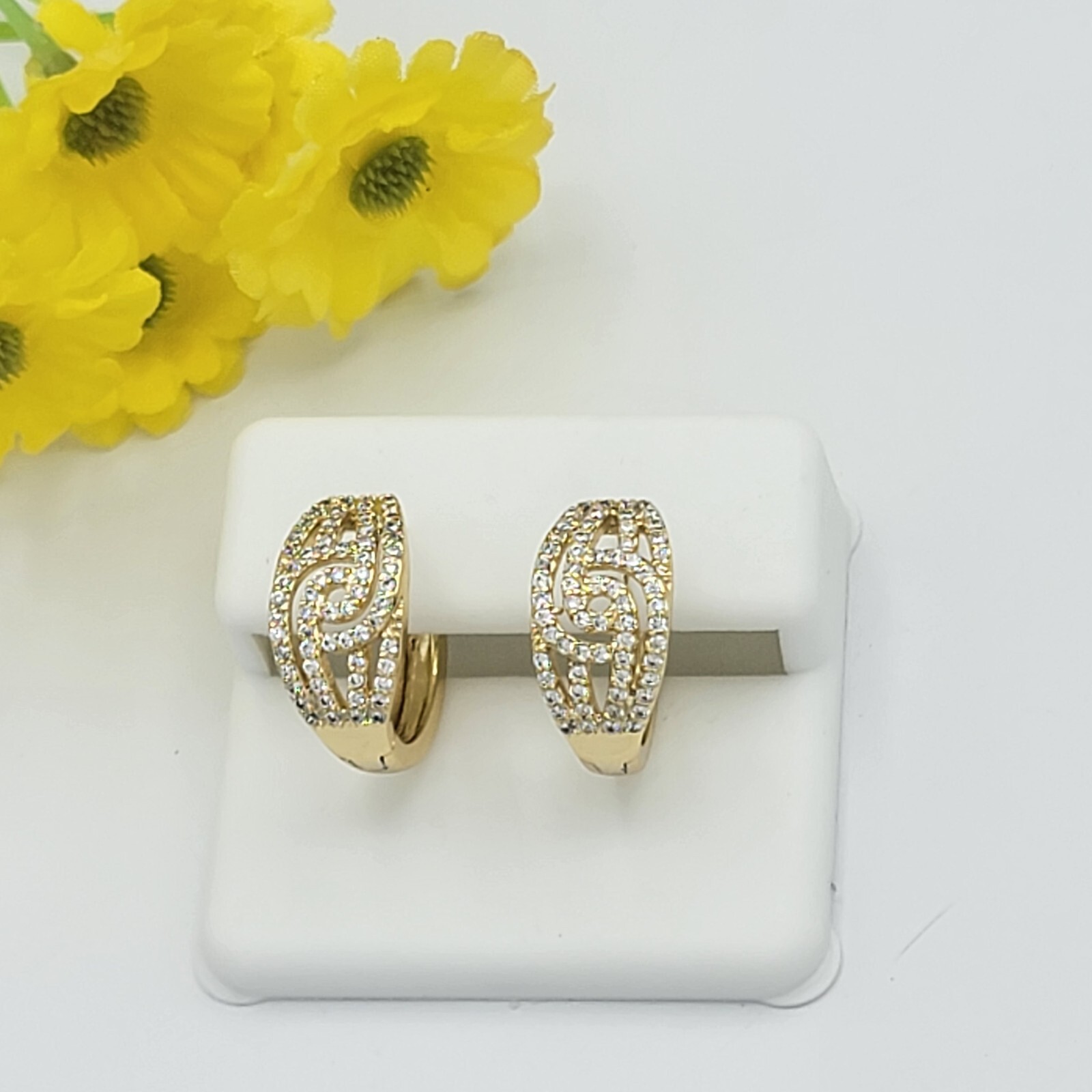 14K Gold Plated Crystal Icy Eye Small Hoop Earrings. Oro Laminado