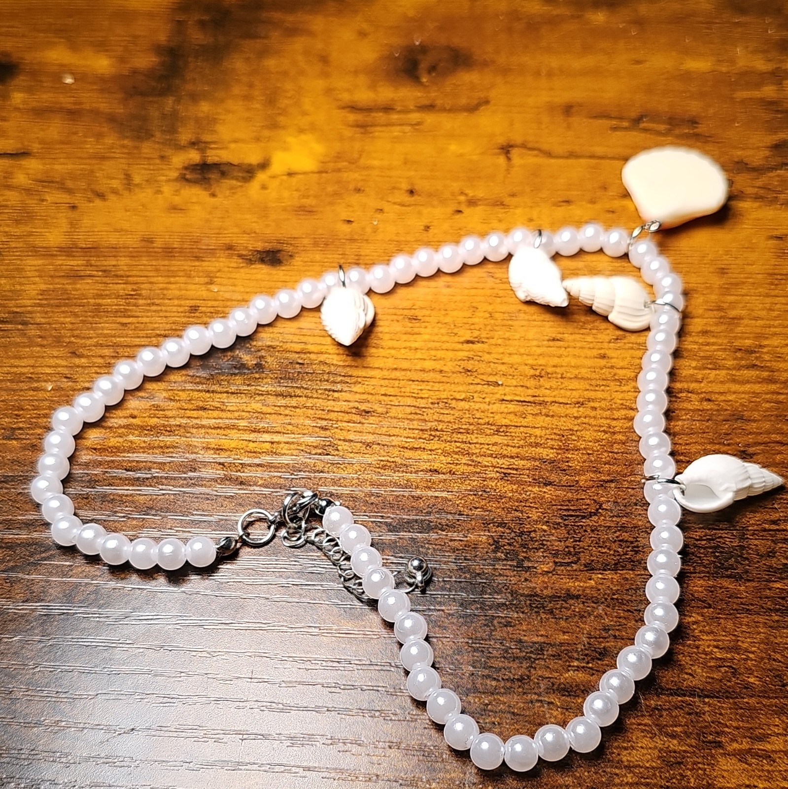 White Beaded Shell Charm Pendant Necklace, Imitation Pearl, Adjustable Lobster