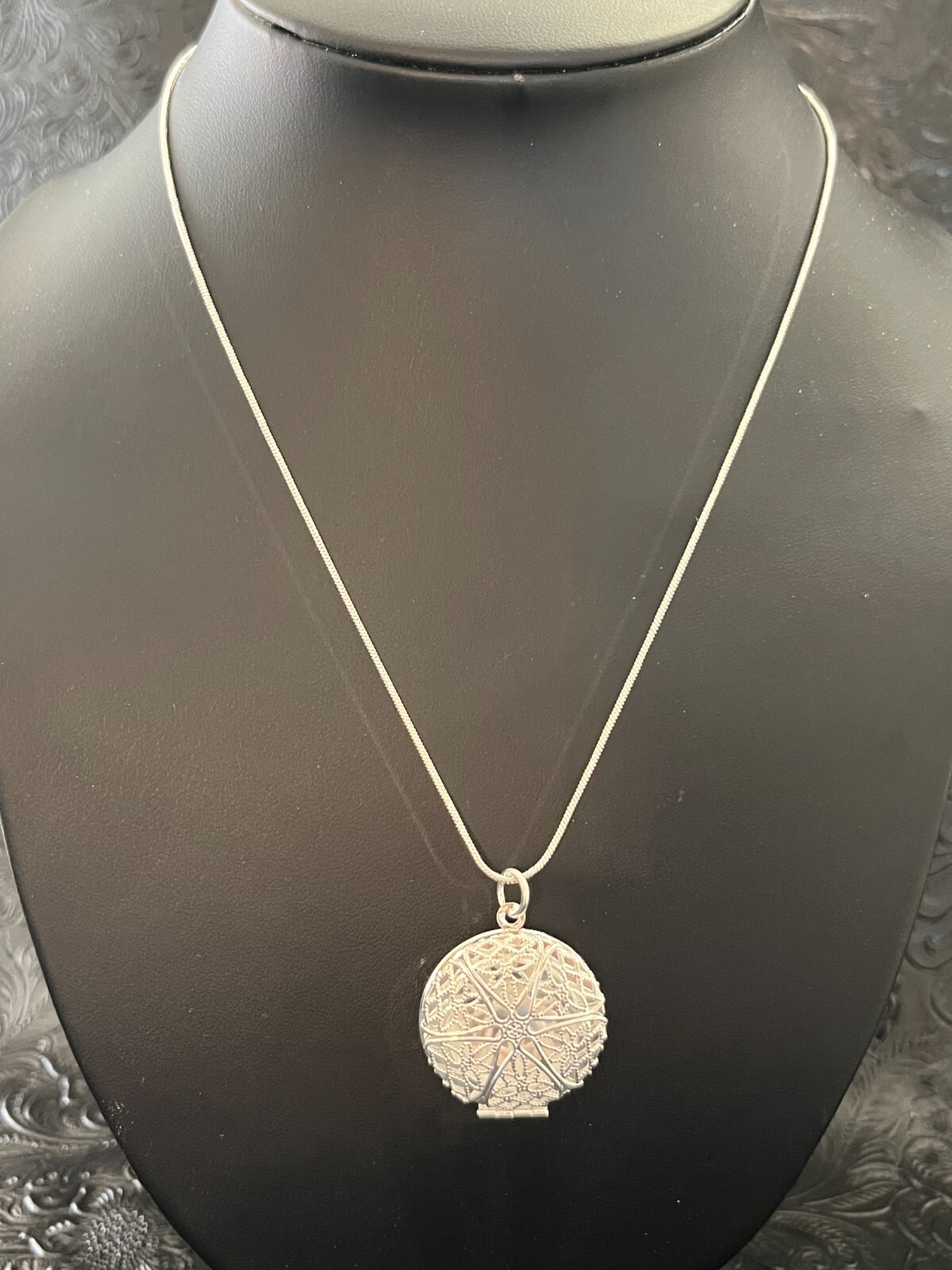 Beautiful Ladies 925 Silver Plated Ornate Locket Pendant on 18″ Chain (style#3)