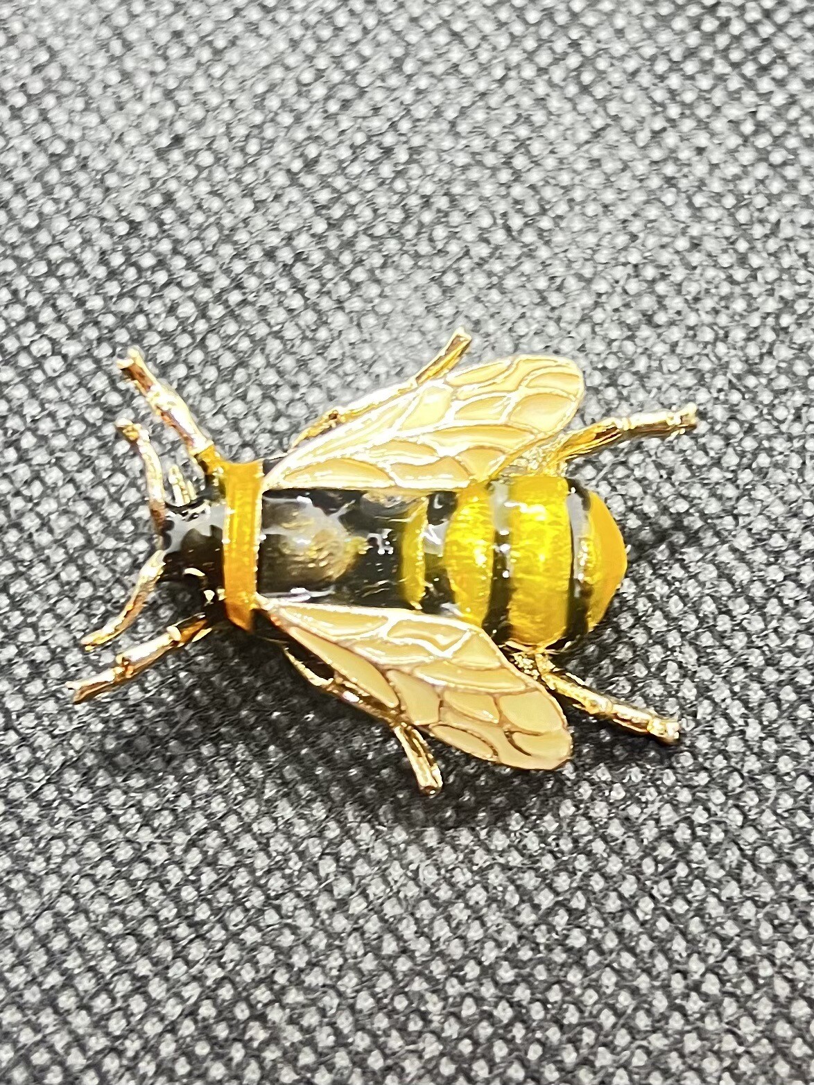 CUTE HONEY BEE PIN 1.3″ Gold Black Yellow Enamel Flying Insect Brooch