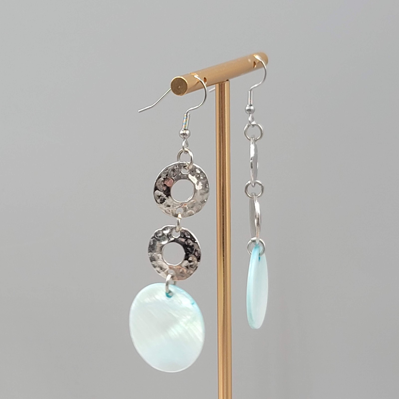 Blue Shell Hammered Metal Circles Pierced Earrings Silver tone Dangle 2 3/8″