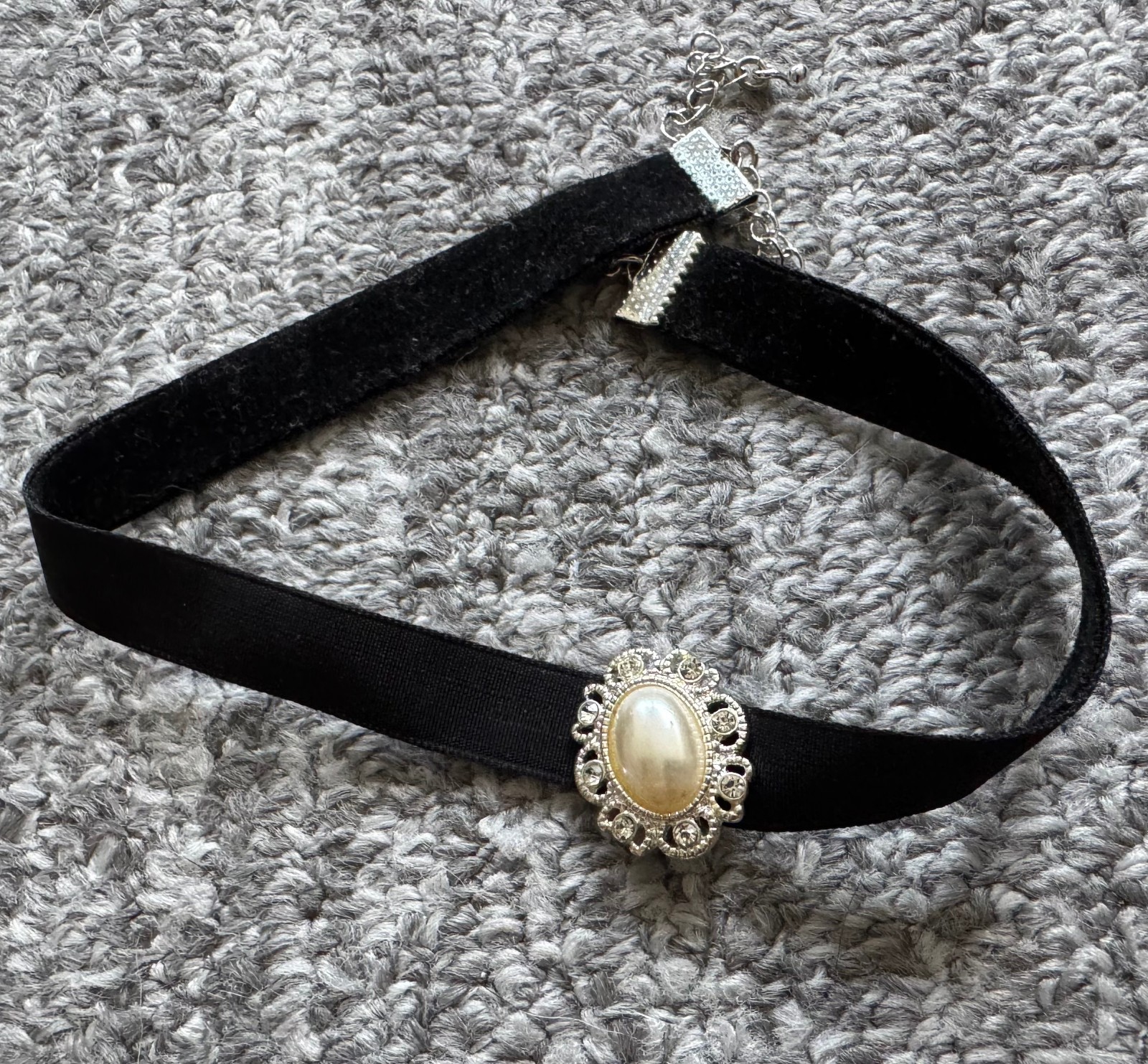 Avon 2011 Black Velvet Choker Necklace Pearl Rhinestone Pendant Silver Tone