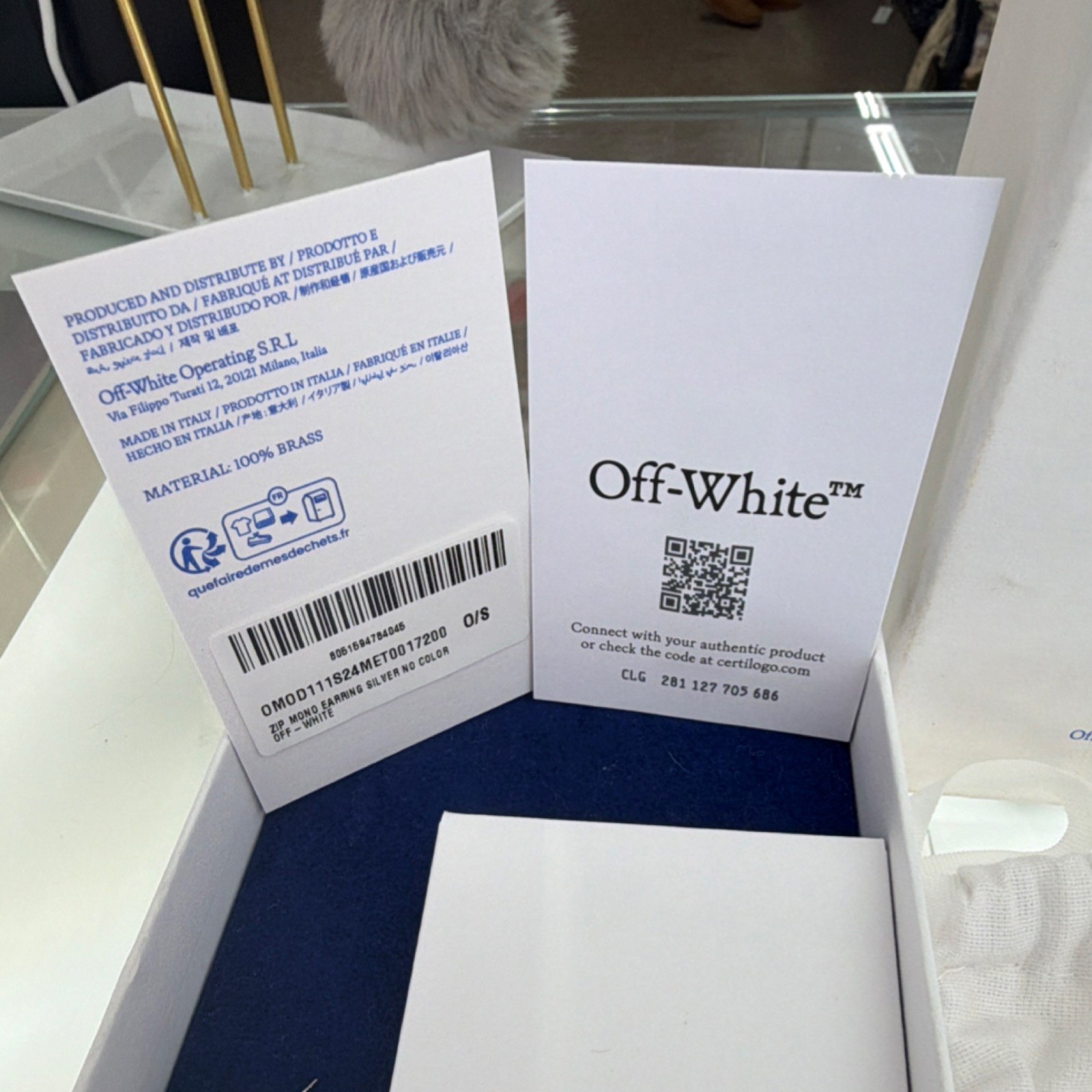 Off-White earring with box and pouch