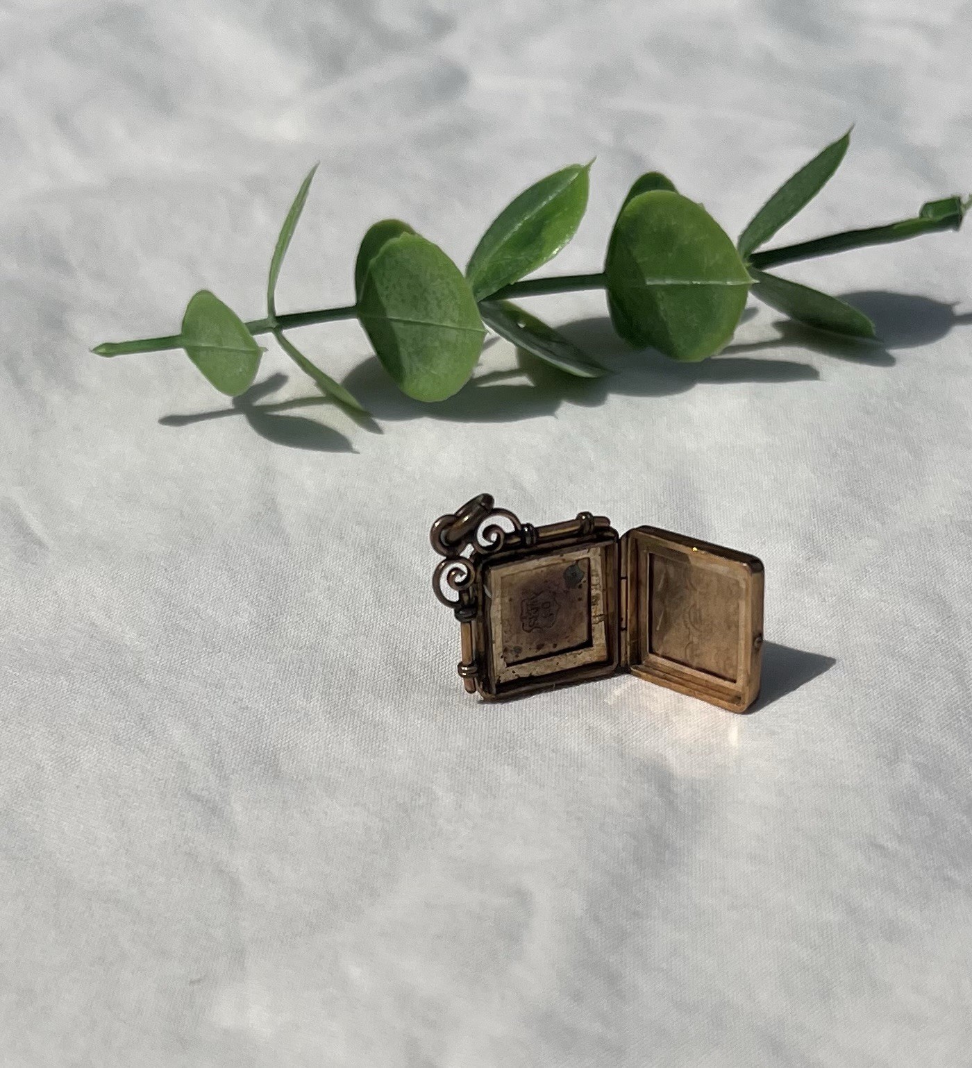 Vintage S.K. Merrill & Company (SKM CO)Victorian 1900’s locket pendant gold tone