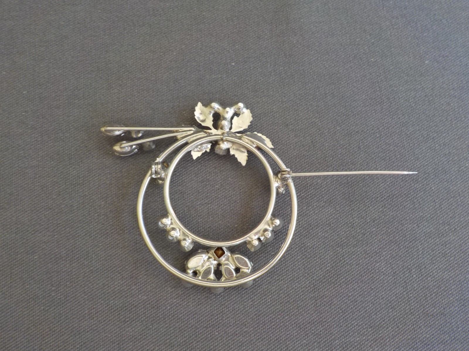 Double Loop Round Leaf Brooch Pin Pronged Clear Rhinestone Silver Tone Metal