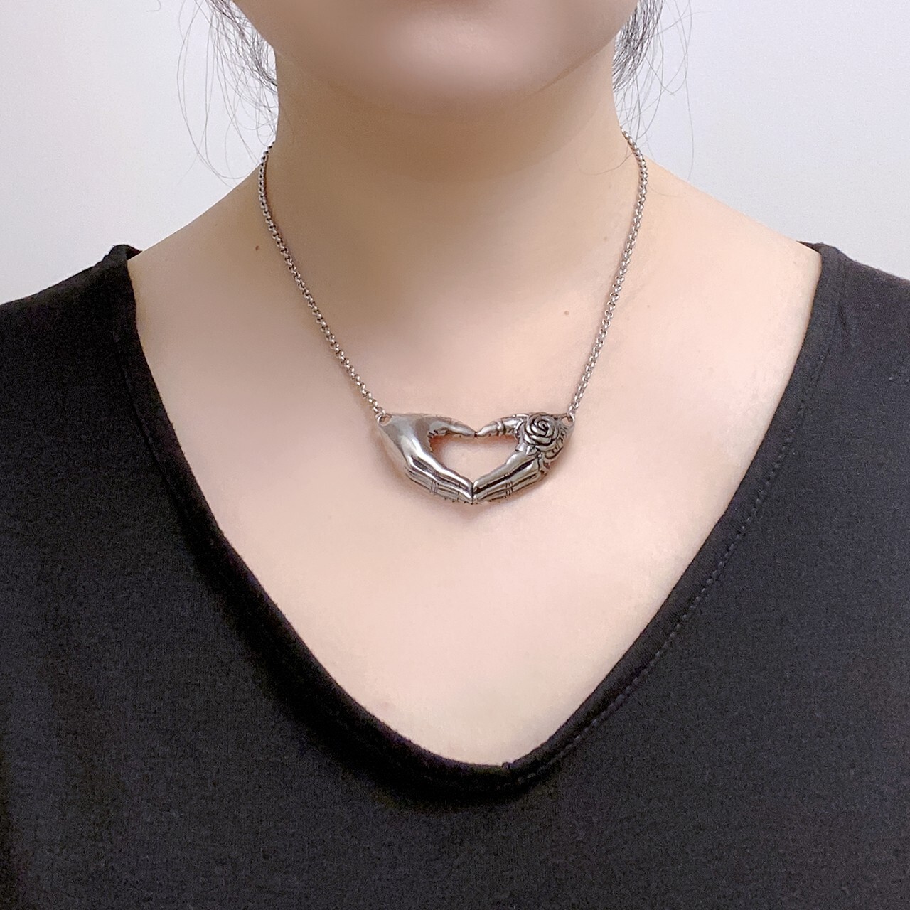 Heat Hand with a Rose Tattoo Necklace Friendship Pendant Stainless Stee Controse