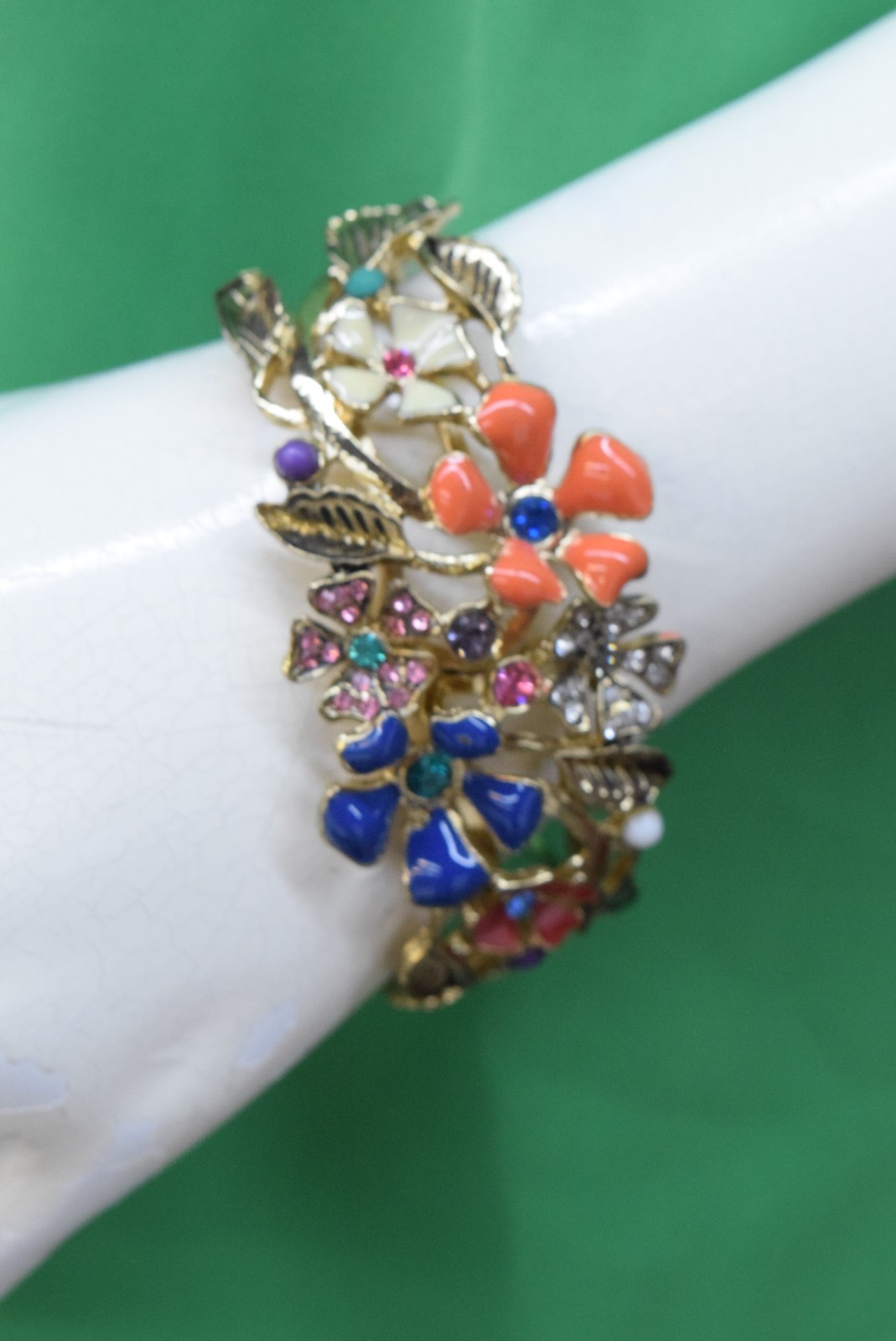 WOMEN’S COLORFUL BROCHE STYLE FASHION BRACELET.