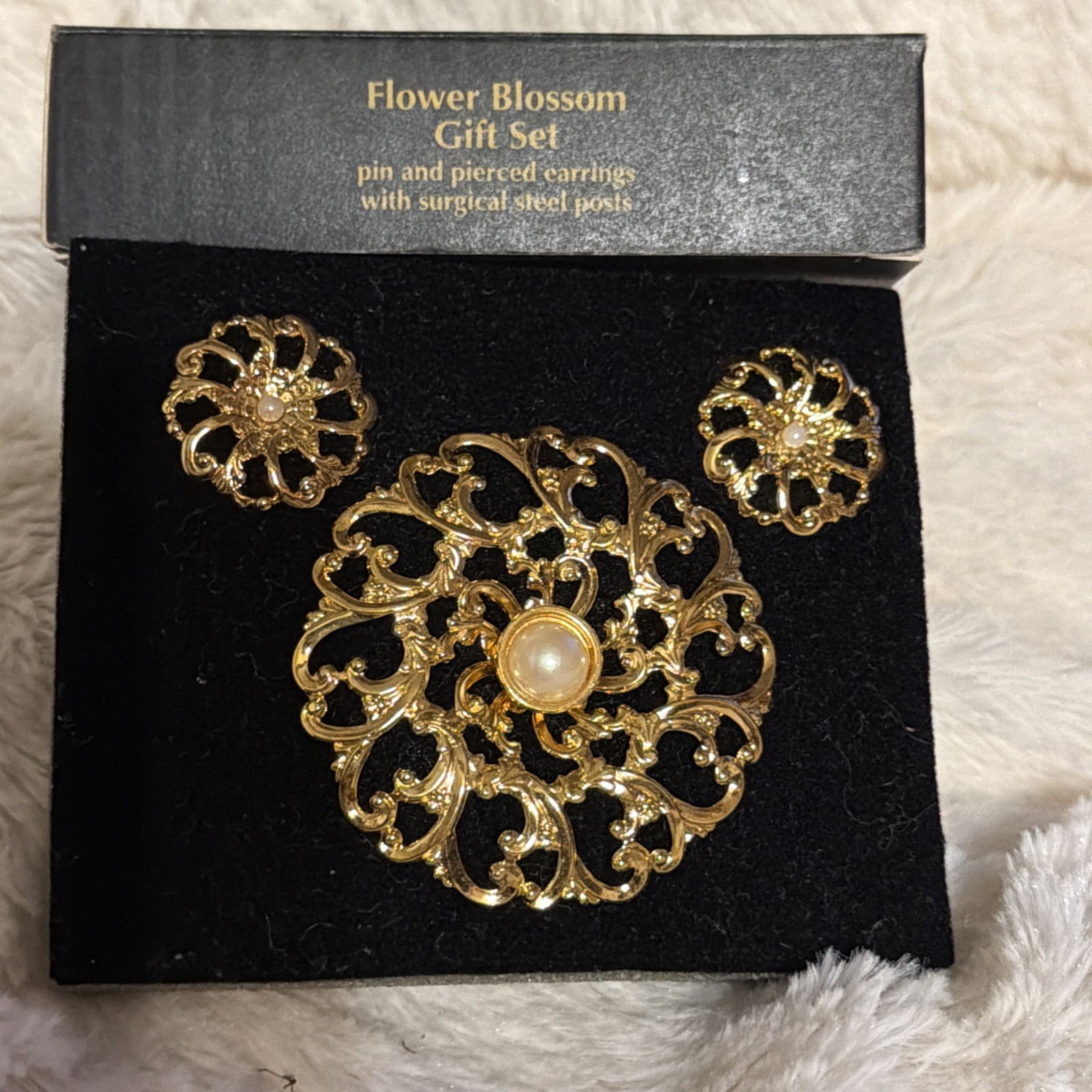 VTG AVON *FLOWER BLOSSOM GIFT SET* PIN AND PIERCED EARRINGS 1992 GOLDTONE NOS