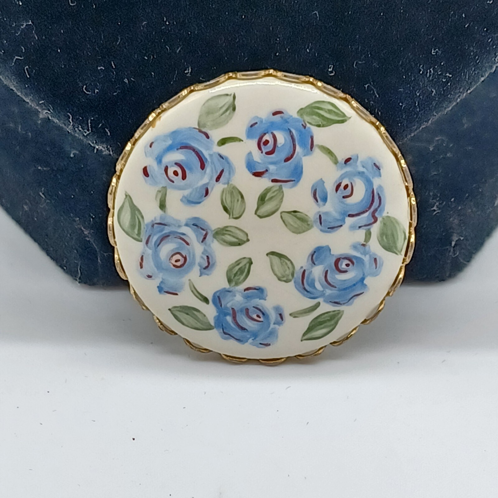 Brooch Silvertone/Porcelain Blue Flower Pin Round Scalloped Edge