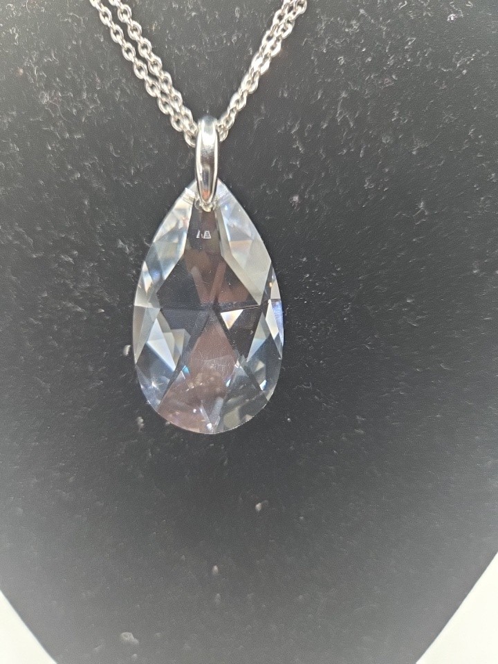 Laser Etched Trapezoid TearDrop Swarovski Strass Pendent Necklace Silvertone