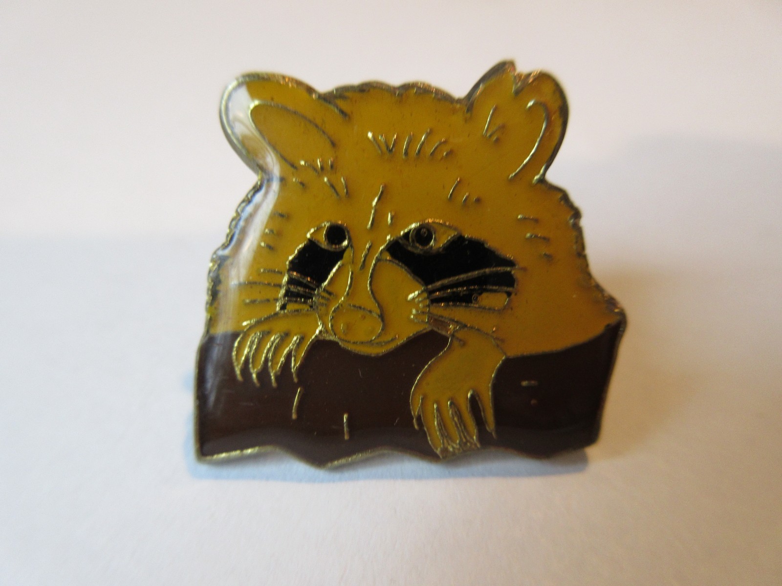 VINTAGE ENAMEL RACCOON PIN TAC 1″