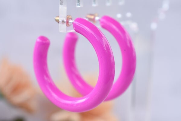 Approx 1.5″ Retro Fuchsia 80’s Hot Pink Lightweight Hoop Earrings