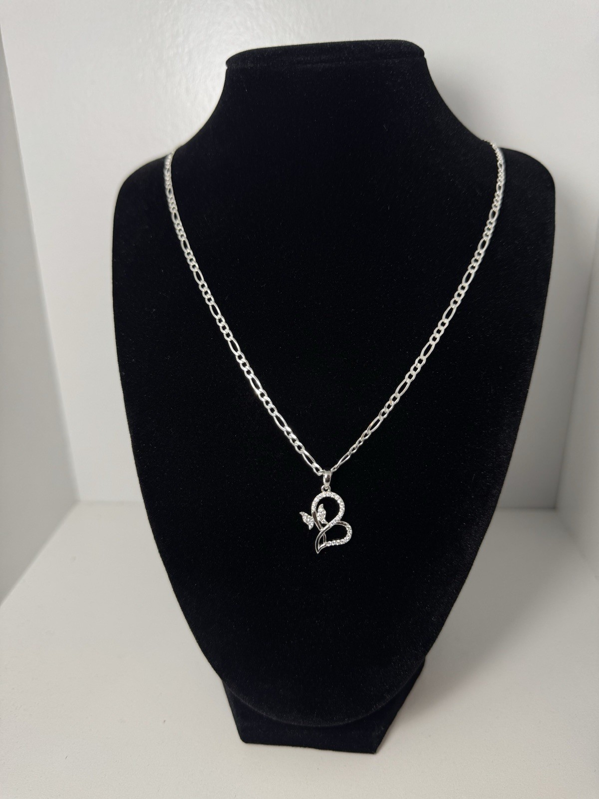 Cadena Tejido Fígaro Con Dije de La Letra B Con Una Mariposa – 20 Inch
