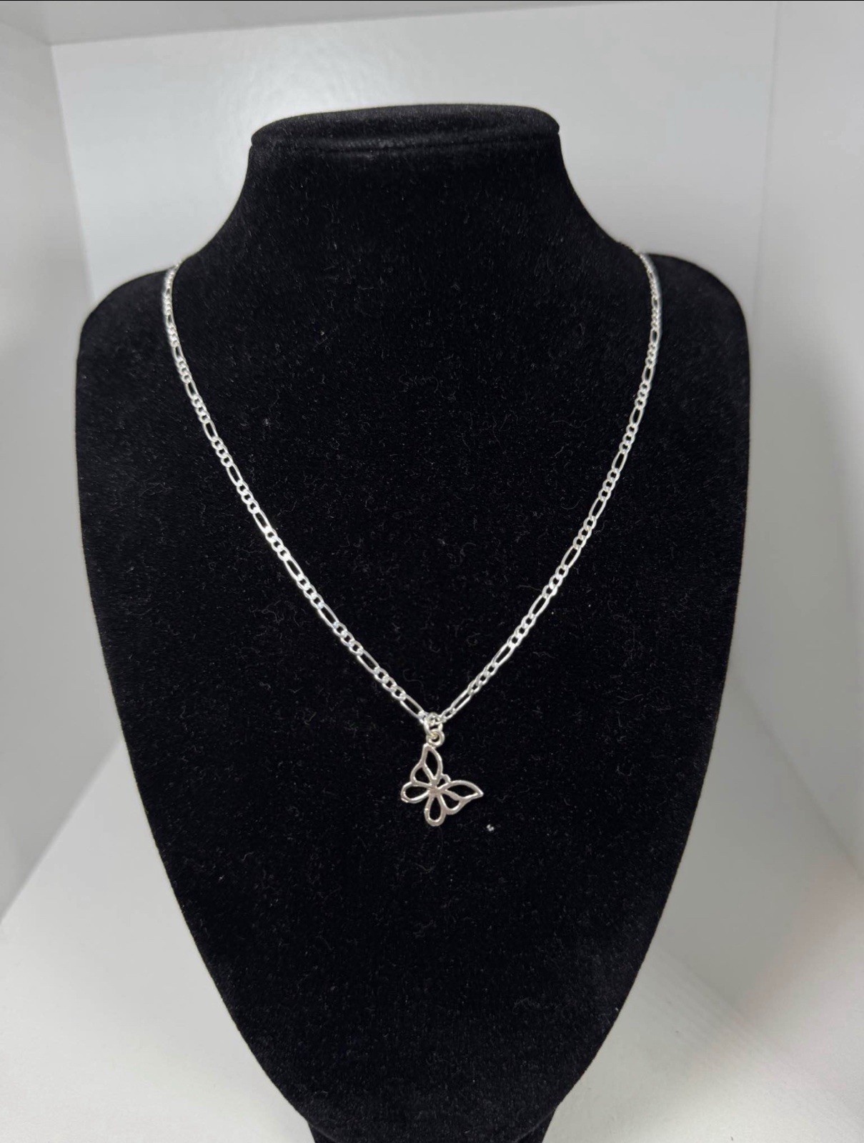 Cadena tejido fígaro con dije de mariposa para niña plata 925 – 18 inch