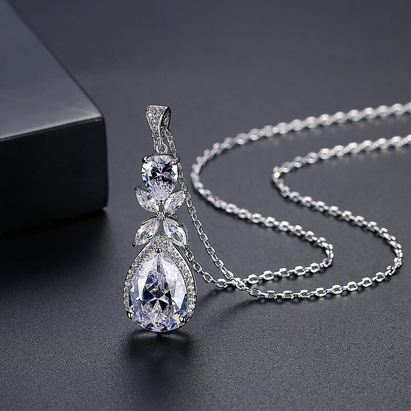 Light Luxury Fashion Exquisite Women’s Zircon Necklace Gold Plated Jewelry Gift