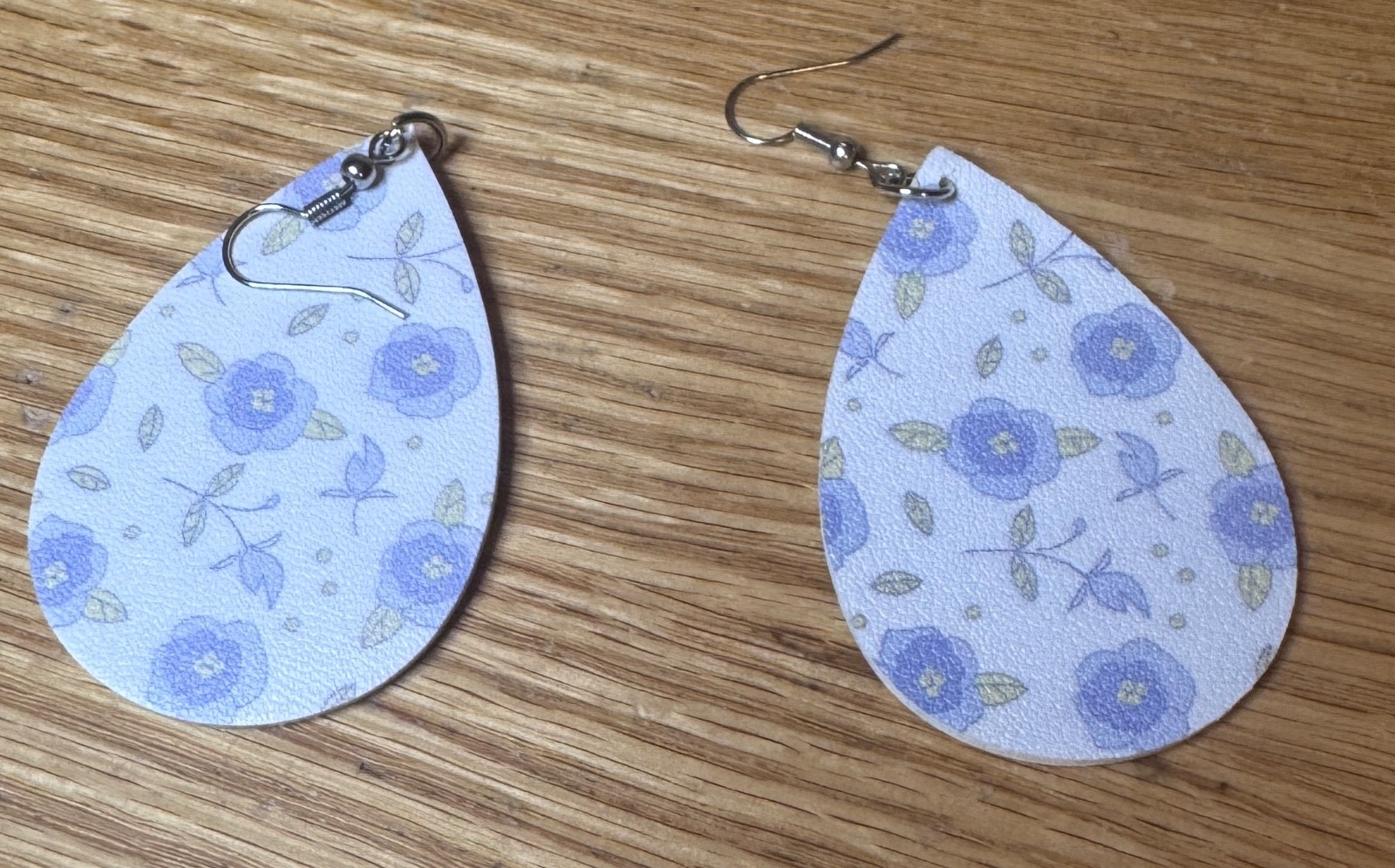 New Women’s Teardrop Dangle Earrings 2 1/4 X 1 1/2 In White Blue Floral 1 Pair