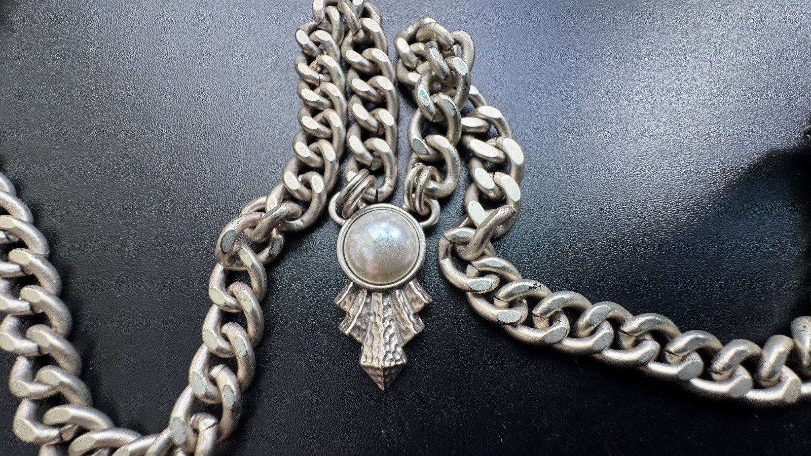 MIMCO Choker – Matte Silver Tone Chunky Chain – Mother of Pearl Style Pendant