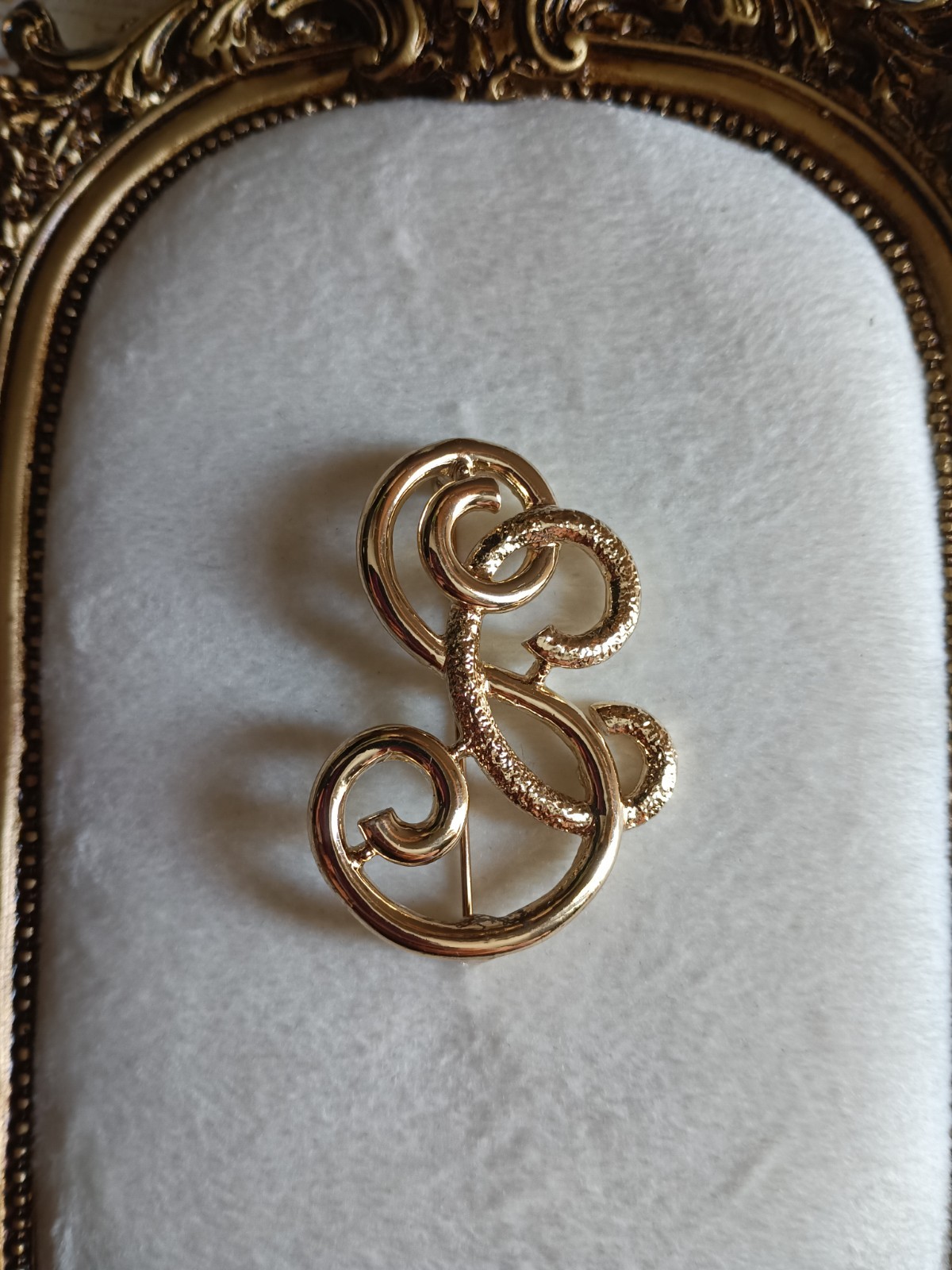 vintage sarah coventry Gold Tone Scroll Swirl Design Brooch Pin Metal Fashion